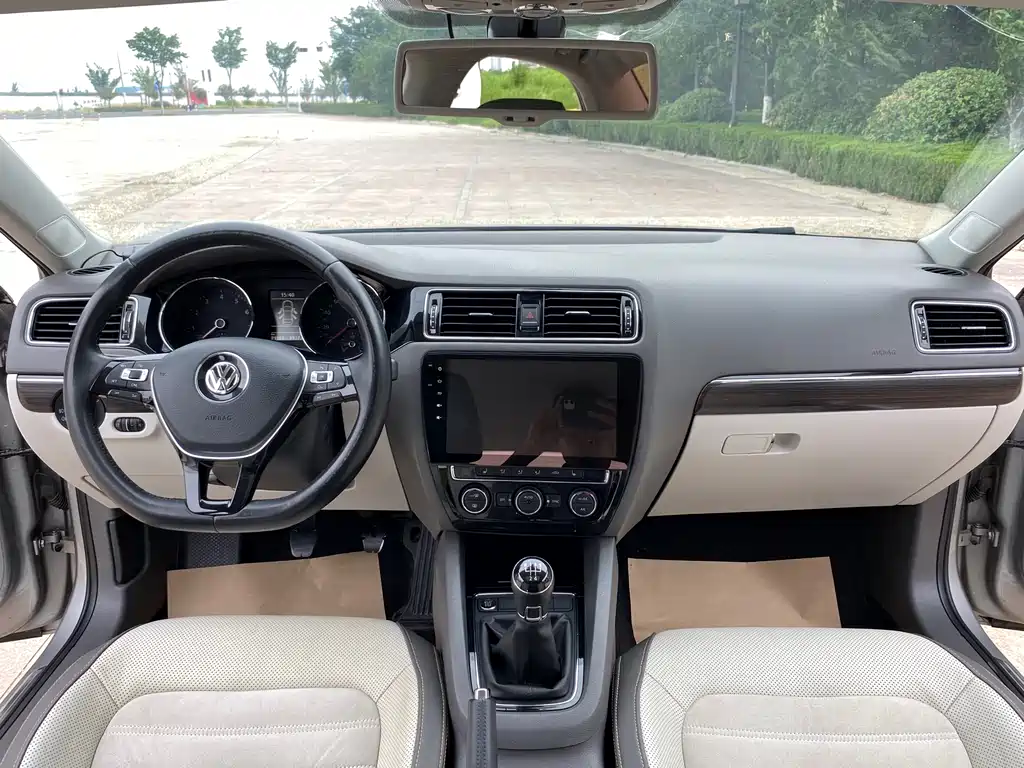 Volkswagen Sagitar 2015