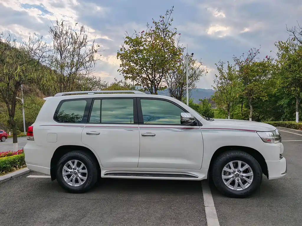 Toyota Land Cruiser 2017 — фото 7