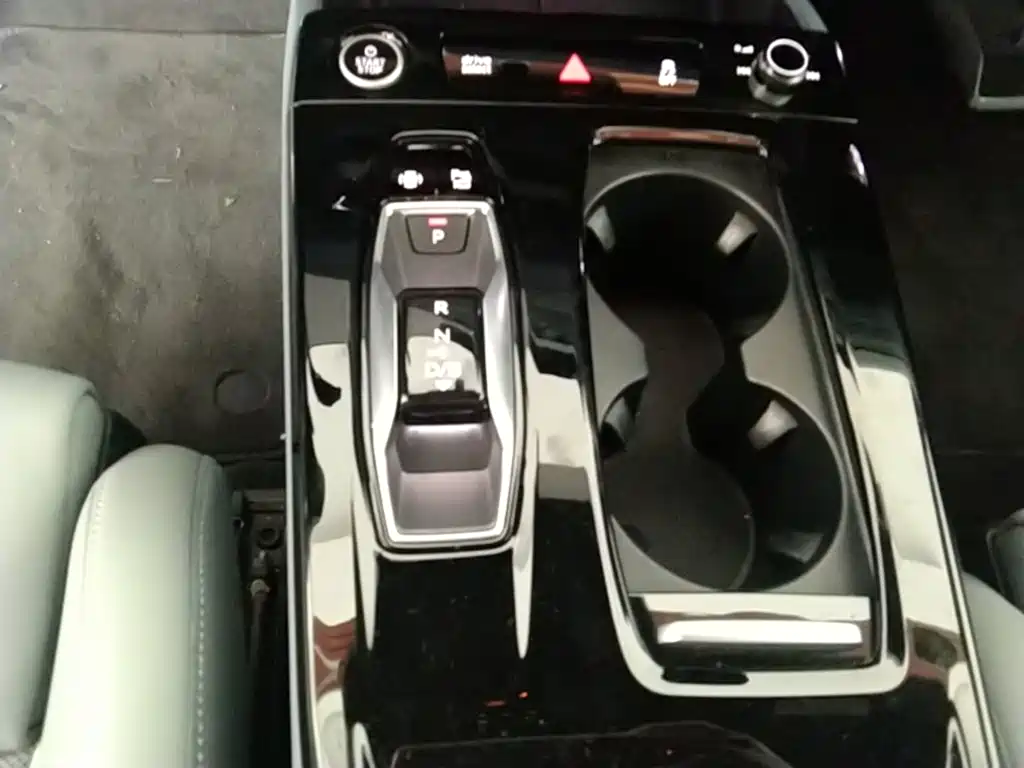 Audi Q6L e-tron 2025 — фото 14