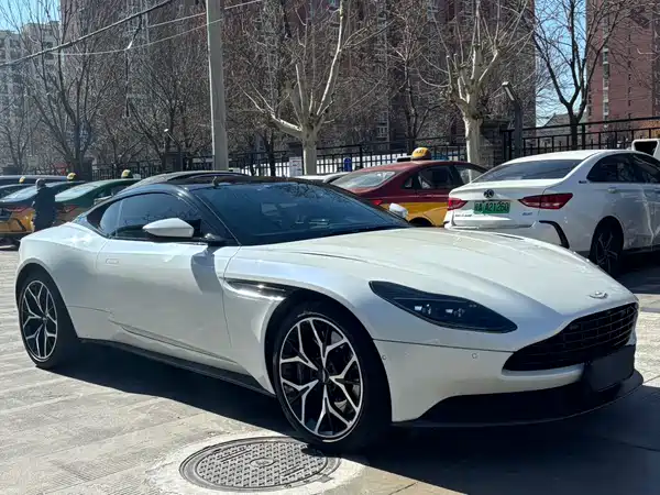 Aston Martin DB11 2019
