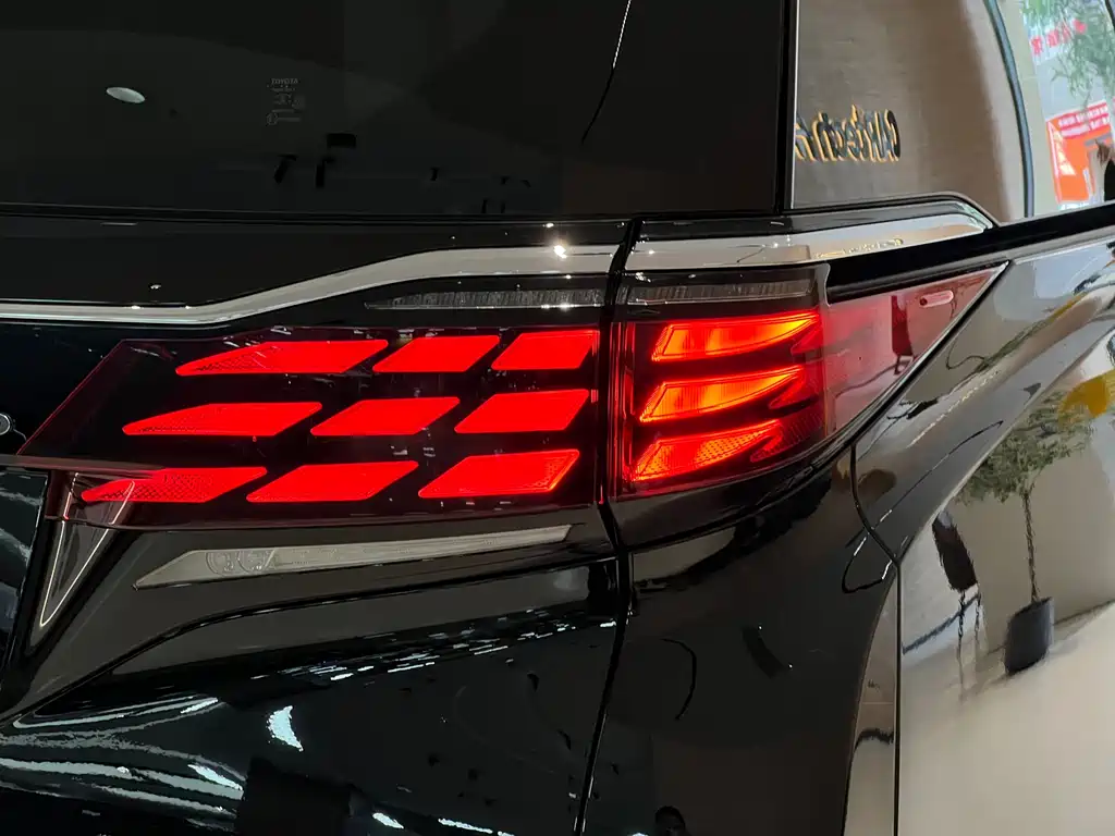 Toyota Alphard 2024 — фото 18