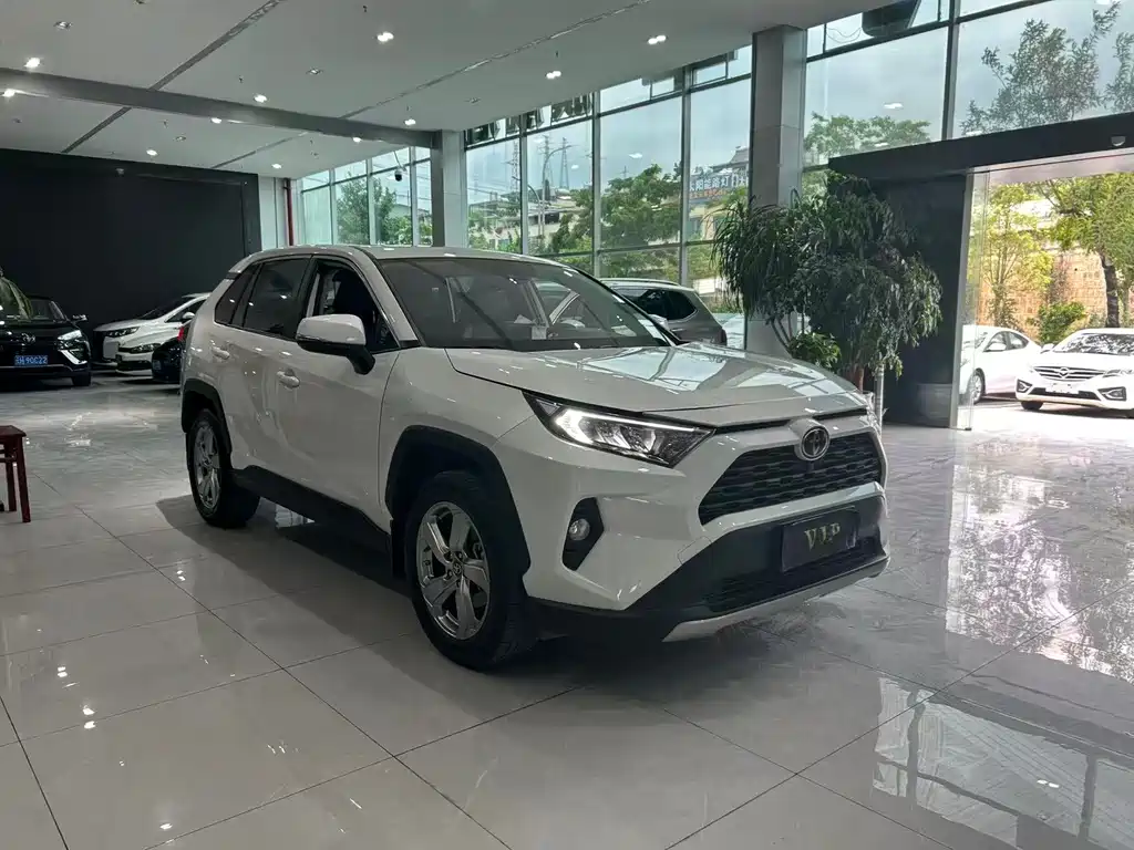 Toyota RAV4 2022 — фото 1