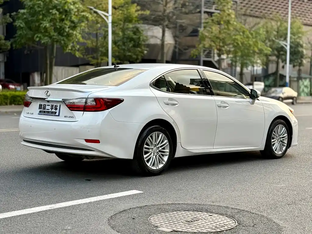 Lexus ES 2016 — фото 12