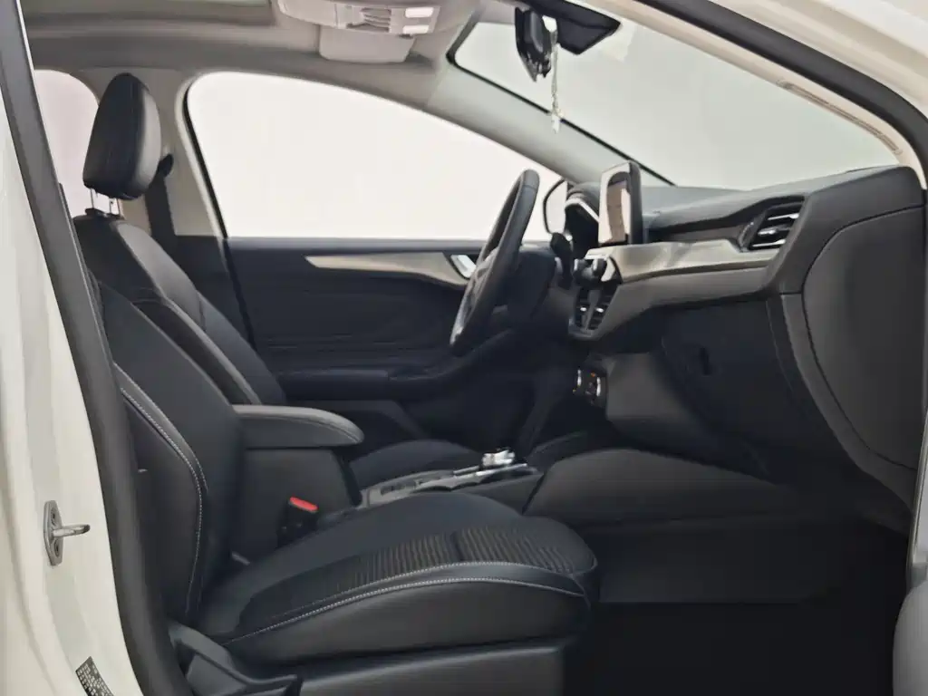 Ford Focus 2020 — фото 10