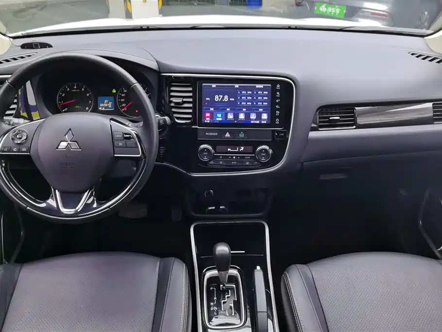 Mitsubishi Outlander 2018 — фото 12