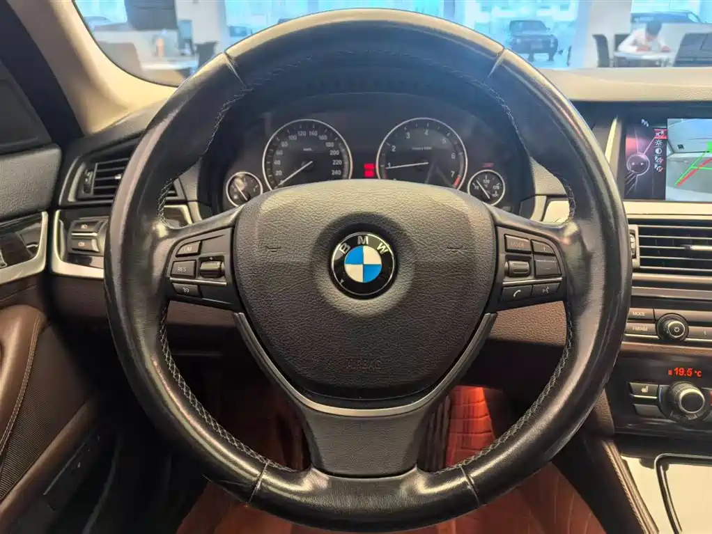 BMW 5 Series 2016 — фото 10