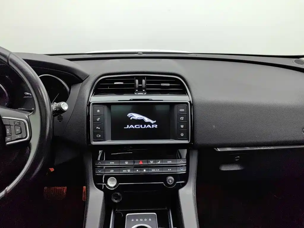 Jaguar F-PACE 2017 — фото 12