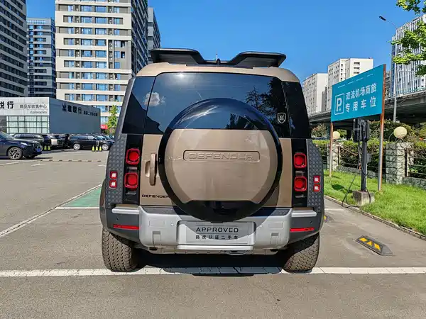 Land Rover Defender 2024