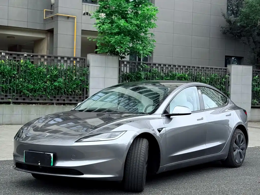 Tesla Model 3 2025 — фото 1