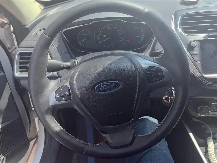 Ford Escort 2017 — фото 15