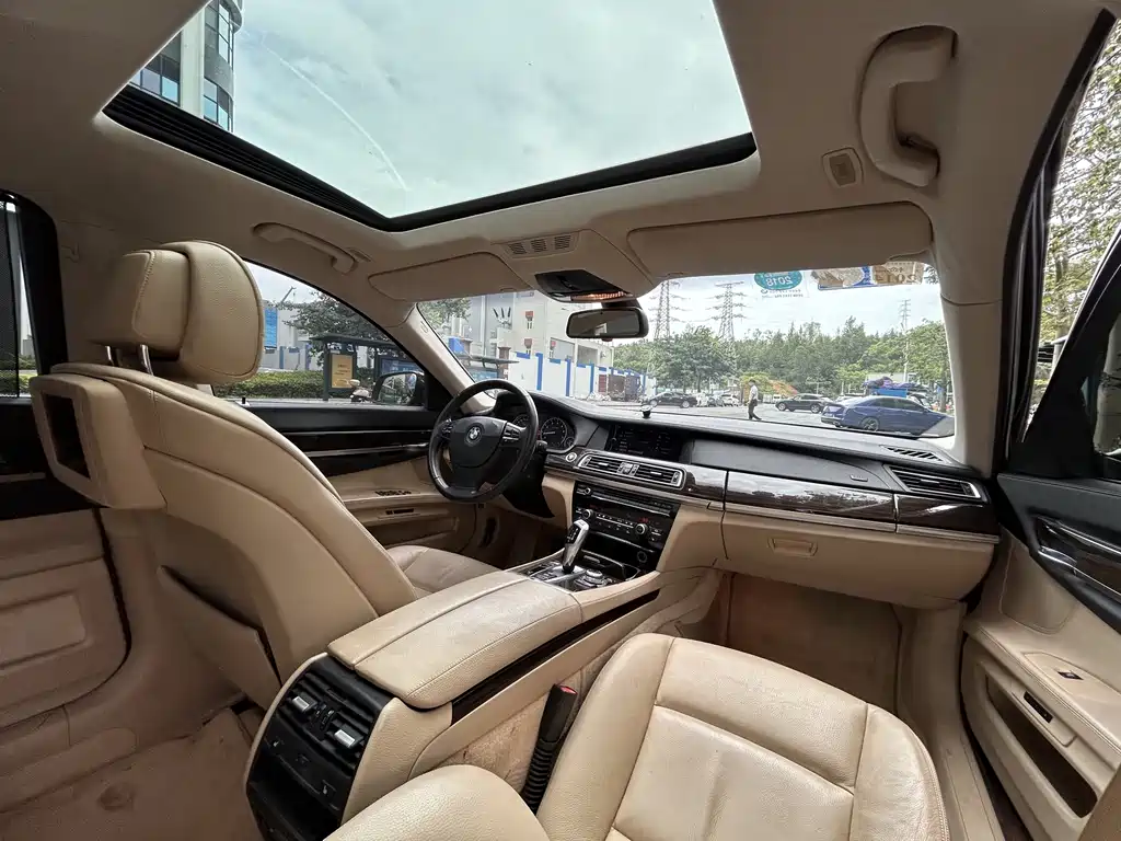 BMW 7 Series 2010 — фото 12