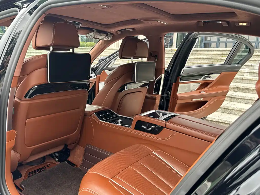 BMW 7 Series 2018 — фото 19