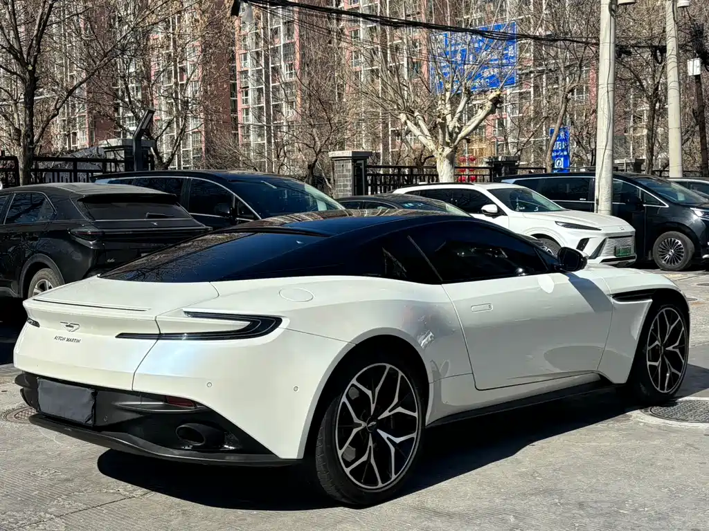 Aston Martin DB11 2019 — фото 5