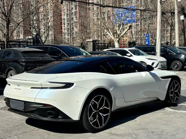 Aston Martin DB11 2019