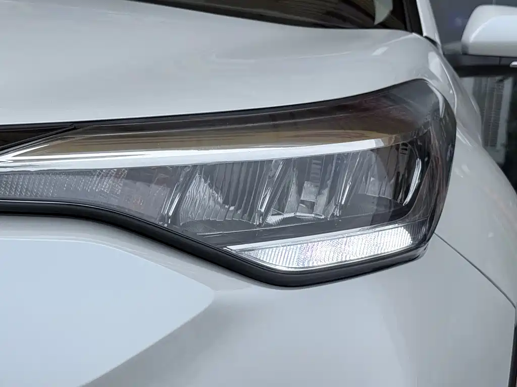 Toyota C-HR 2023 — фото 11