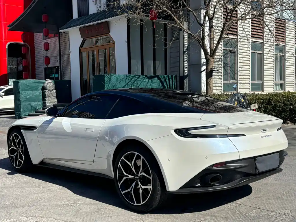 Aston Martin DB11 2019 — фото 7
