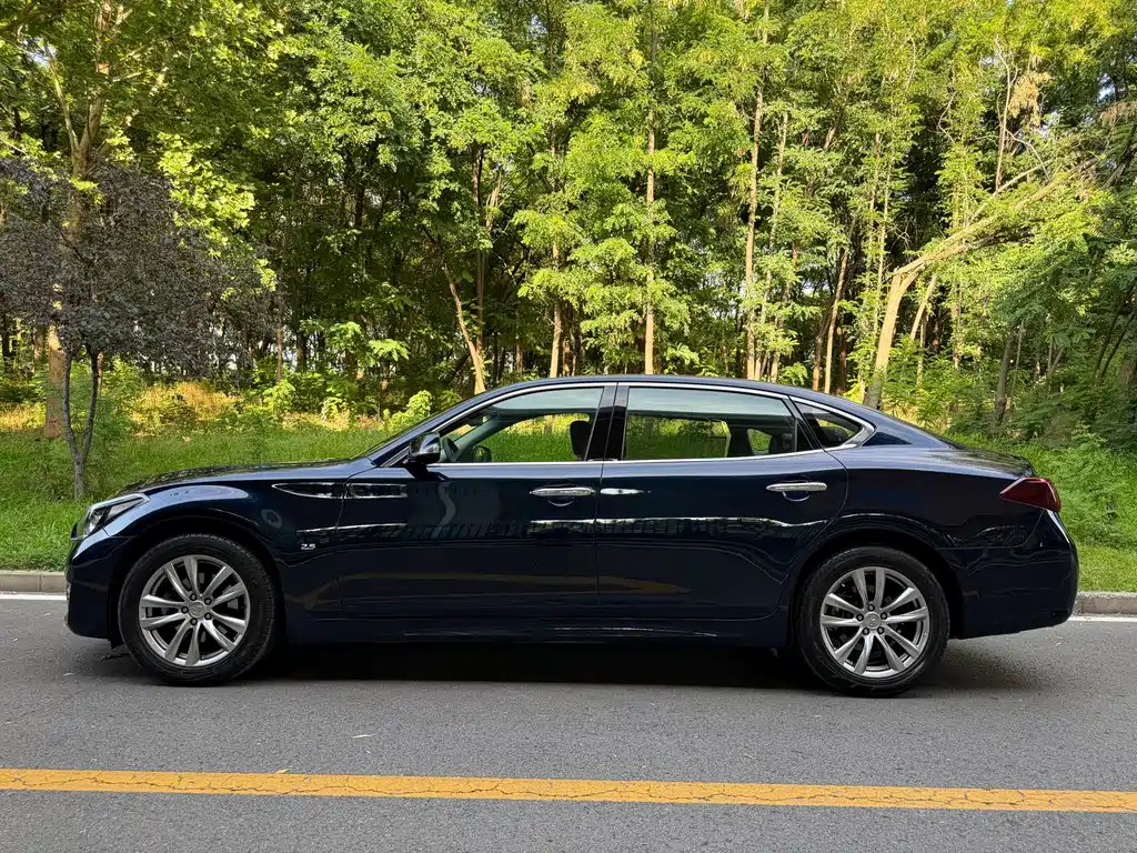 Infiniti Q70 2015