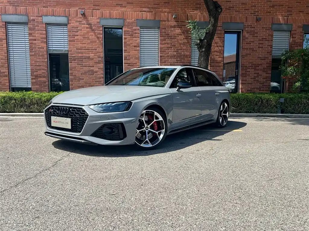 Audi RS 4 2026 — фото 1