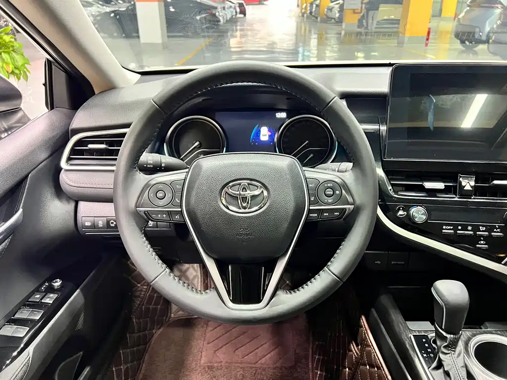 Toyota Camry 2023 — фото 13