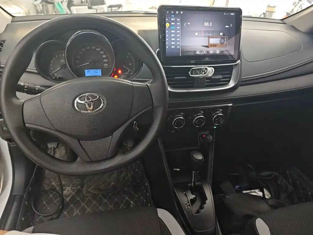 Toyota Yaris L 2020 — фото 10