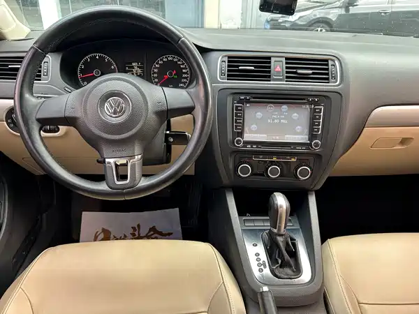 Volkswagen Sagitar 2015