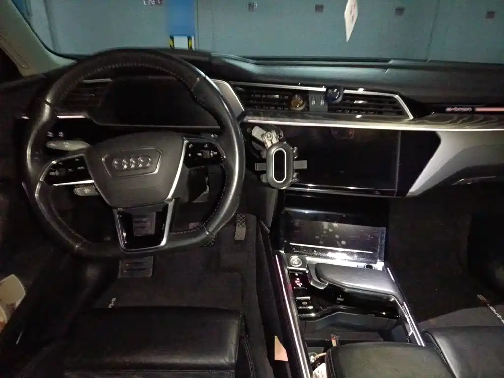 Audi e-tron 2020 — фото 13