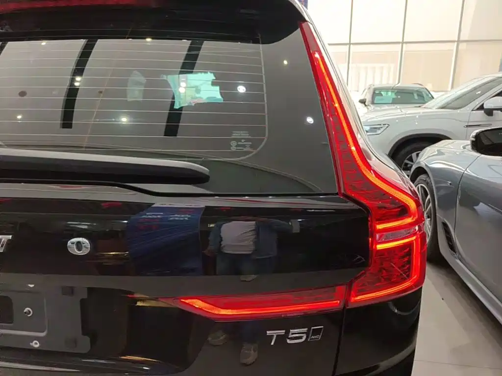 Volvo XC60 2021 — фото 8