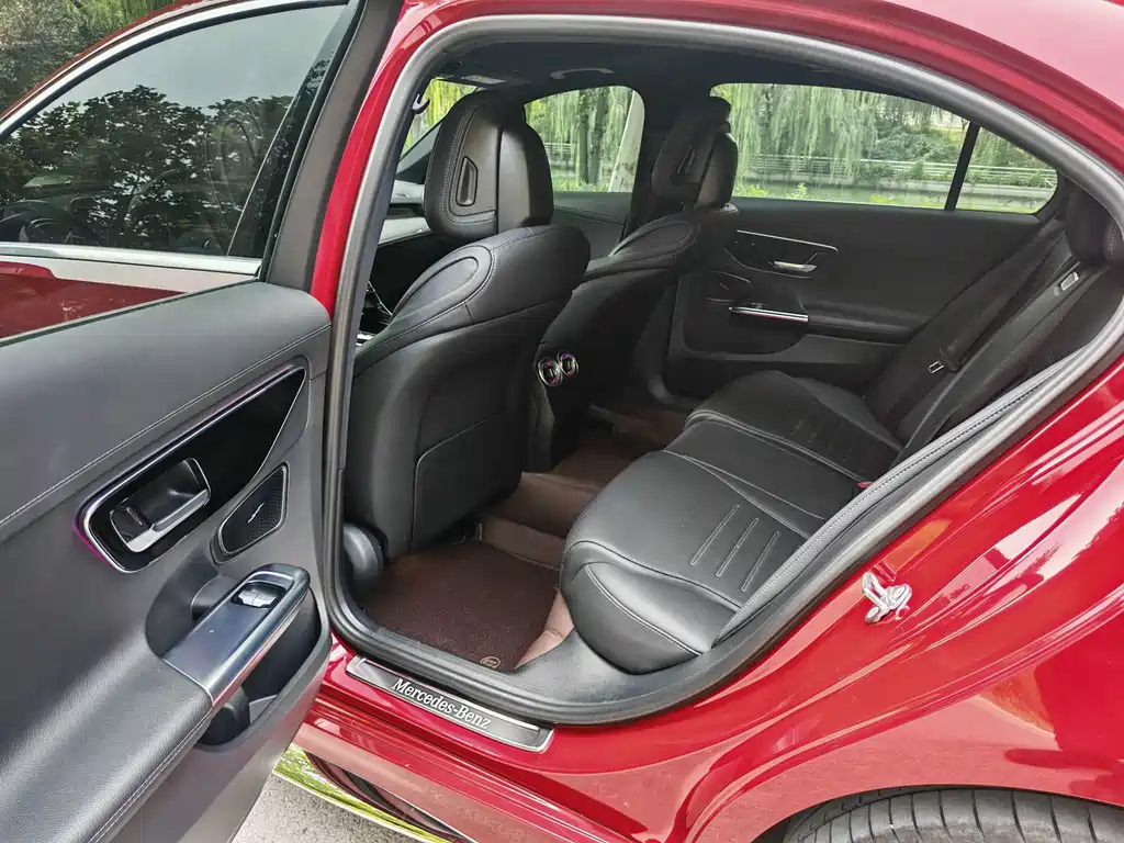 Mercedes-Benz C-Class 2023 — фото 4