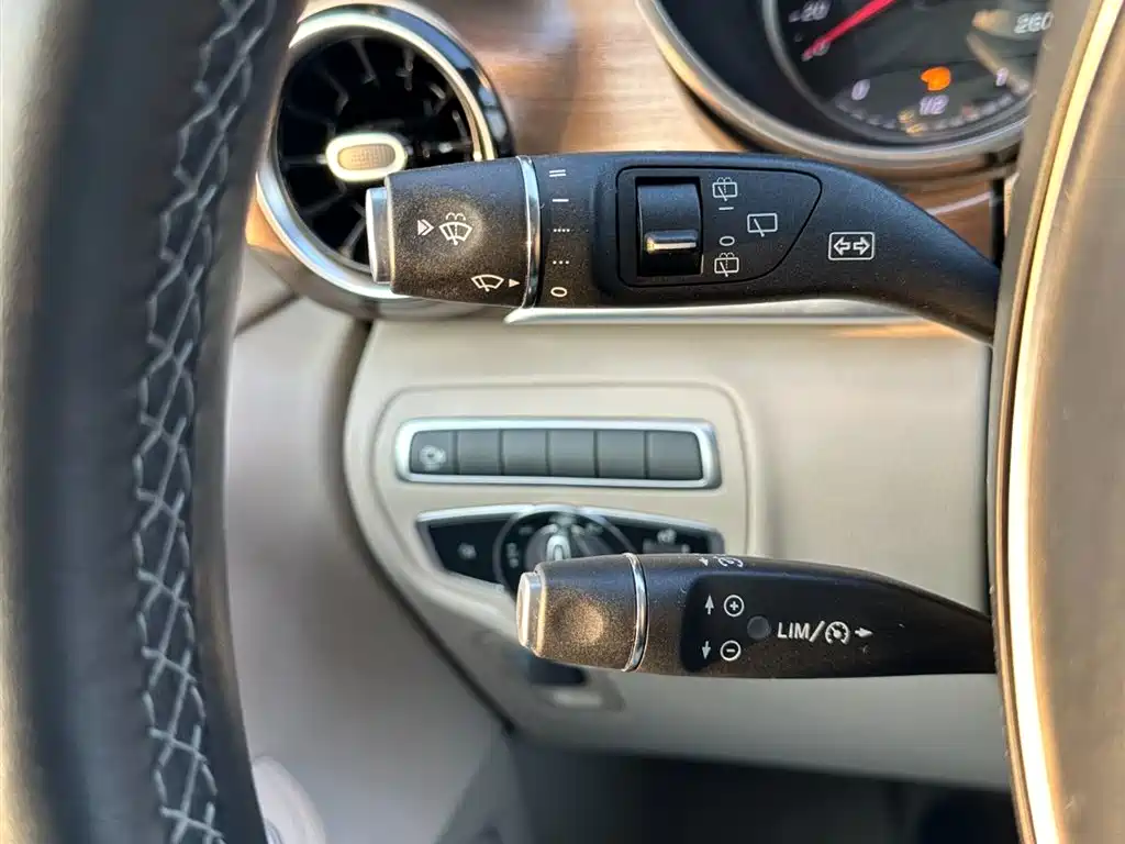 Mercedes-Benz V-Class 2023 — фото 23