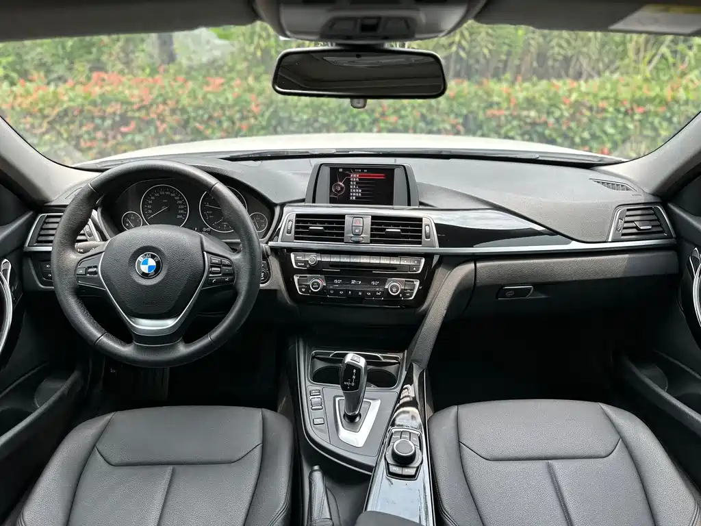 BMW 3 Series 2017 — фото 18