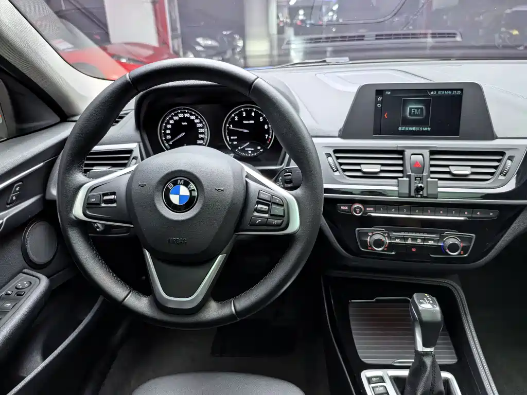 BMW 1 Series 2018 — фото 9