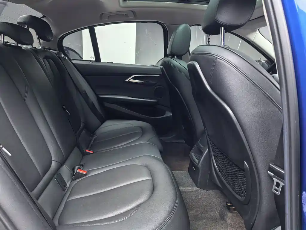 BMW 1 Series 2018 — фото 15