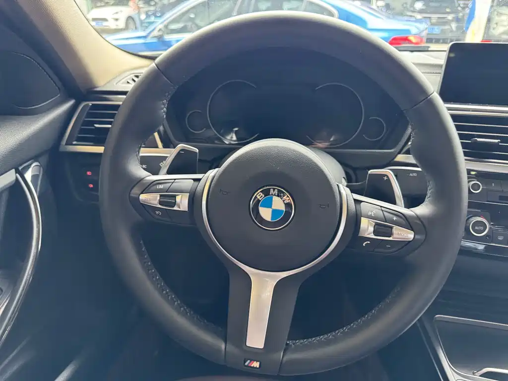 BMW 3 Series 2018 — фото 12