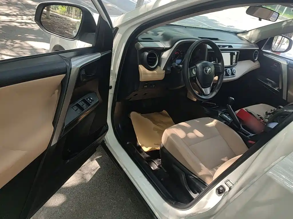 Toyota RAV4 2017 — фото 16