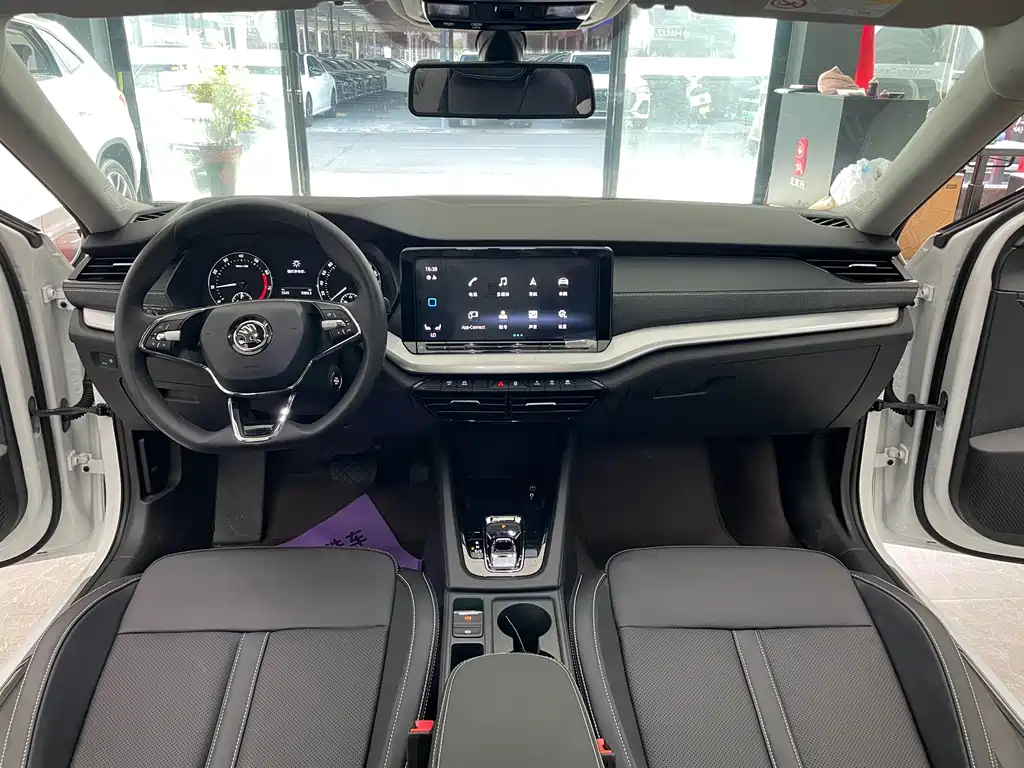 Skoda Octavia 2023 — фото 8