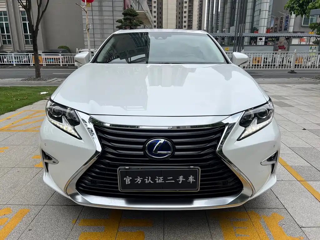 Lexus ES 2018 — фото 1