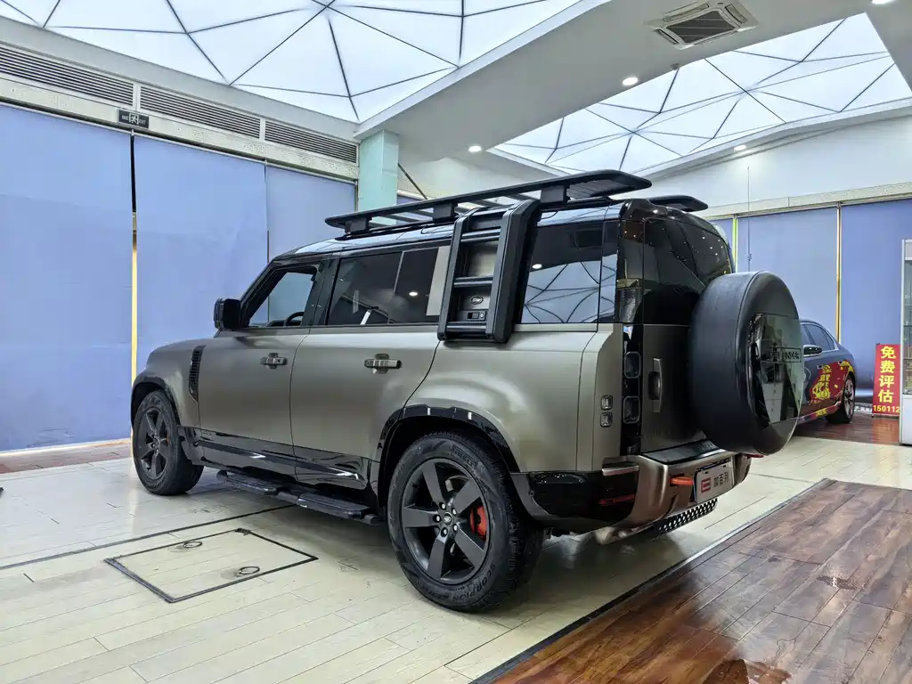 Land Rover Defender 2023 — фото 18