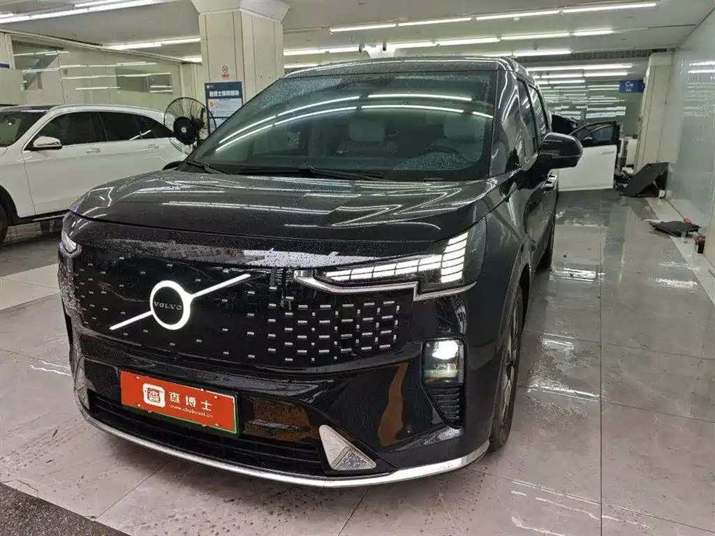 Volvo EM90 2025