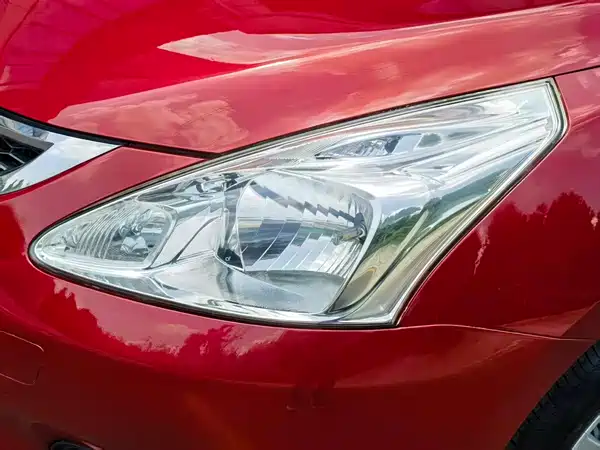 Nissan Tiida 2015