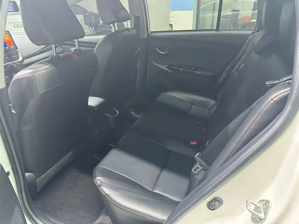 Toyota Yaris L 2022 — фото 13