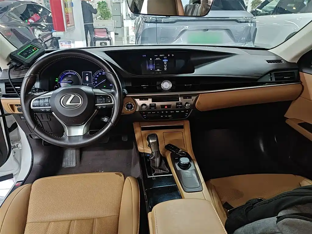 Lexus ES 2018 — фото 10