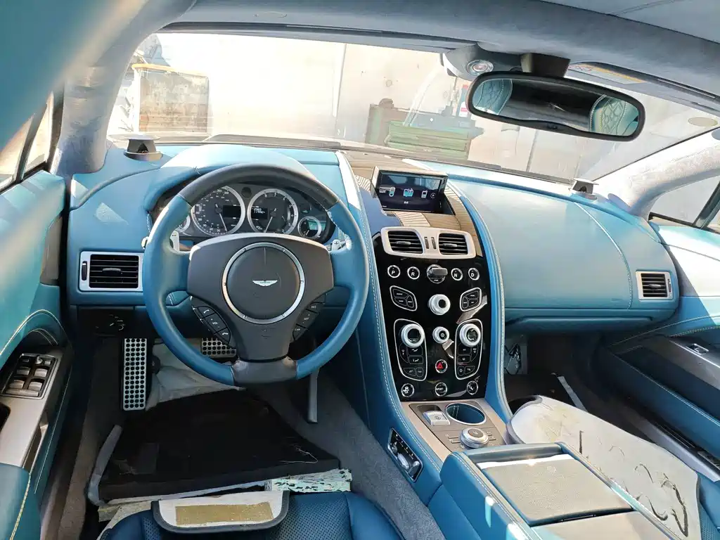 Aston Martin Rapide 2019 — фото 10