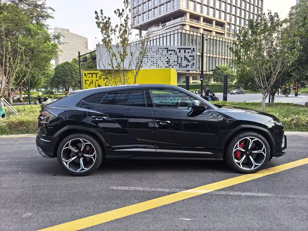 Lamborghini Urus 2019 — фото 18