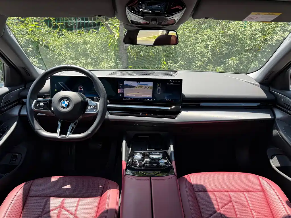 BMW 5 Series 2025 — фото 18
