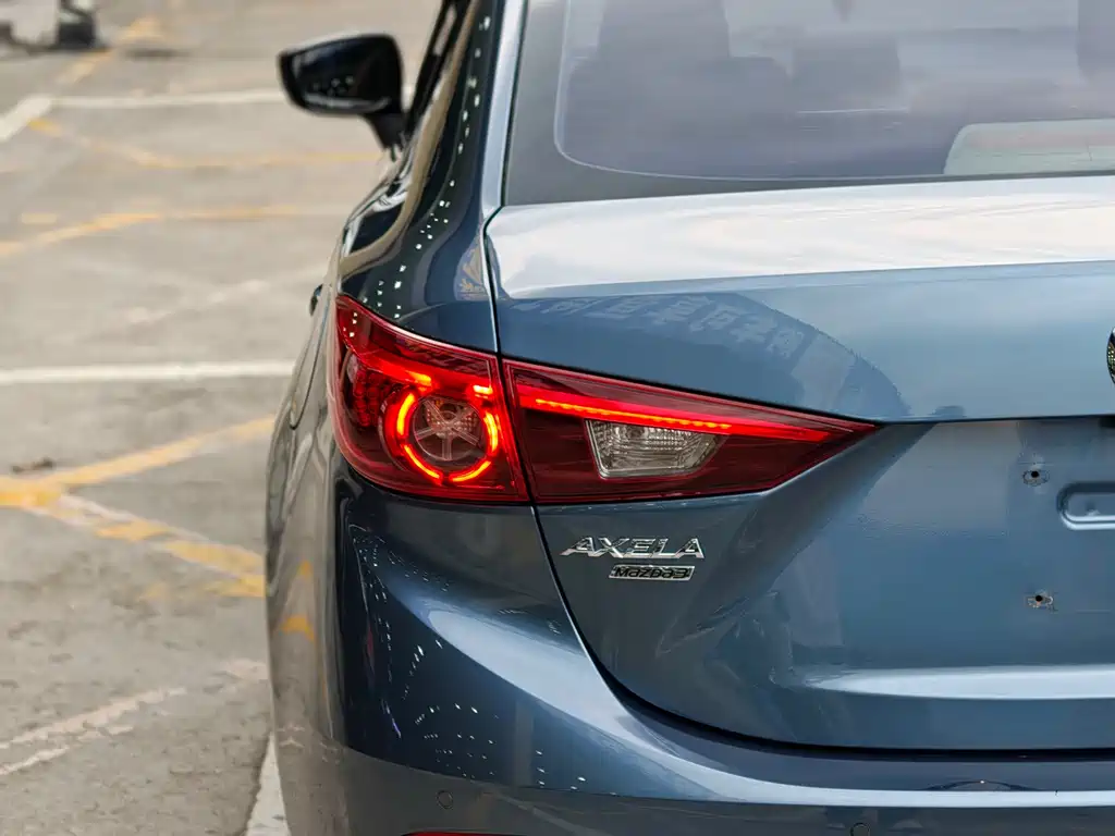 Mazda 3 Axela 2018 — фото 17