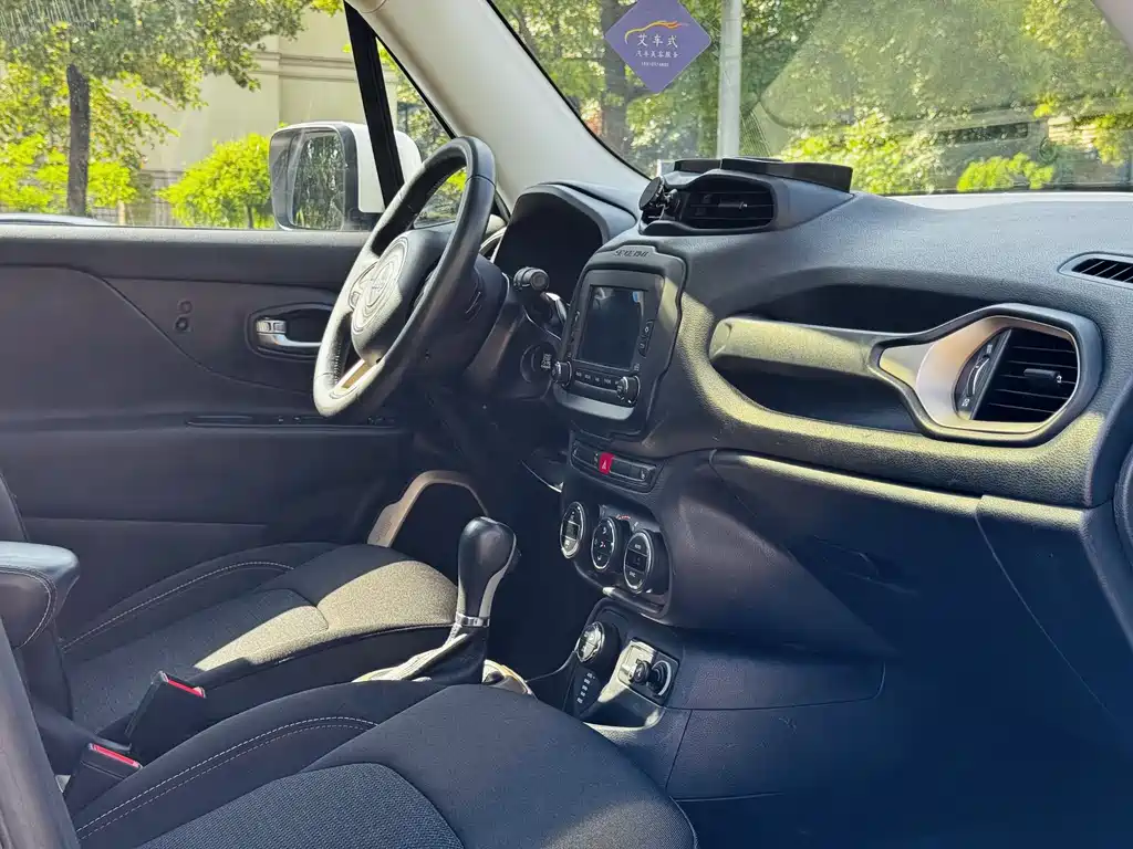 Jeep Renegade 2017 — фото 15