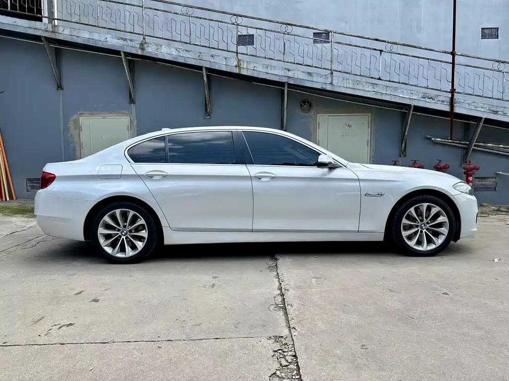 BMW 5 Series 2017 — фото 7
