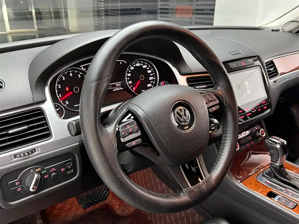 Volkswagen Touareg 2013 — фото 8