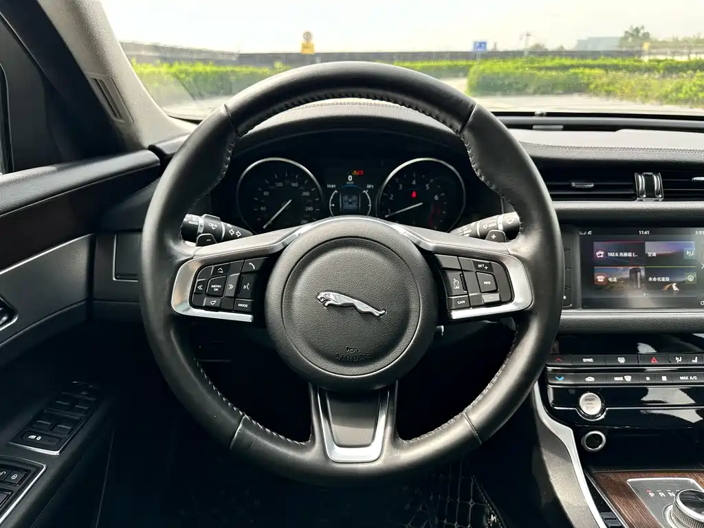 Jaguar XFL 2018 — фото 15