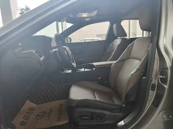 Lexus ES 2023